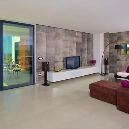 Eco-friendly Aria With A Pool And A Party *